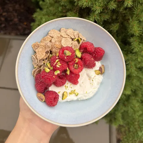 Řecký jogurt s křupinkami, malinami a pistáciemi, recept z Nutrikalkulačky