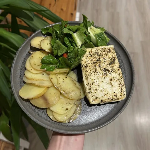 Salát s halloumi a restovanými bramborami, recept s výživovými hodnotami