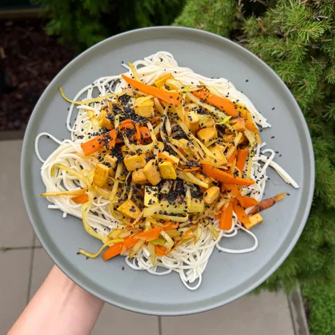 Tofu stir-fry s podzimní zeleninou a ramen nudlemi, recept s výživovými hodnotami