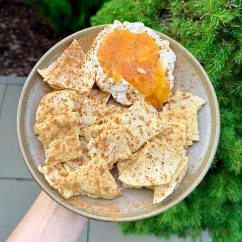Trhané palačinky s jogurtem a meruňkovým džemem, recept z Nutrikalkulačky
