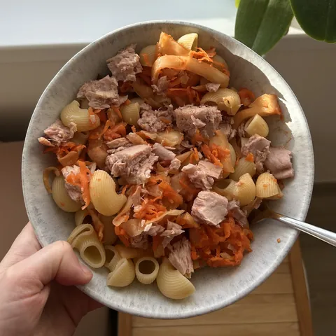 Tuňákový salát s těstovinami a kimchi, recept s výživovými hodnotami