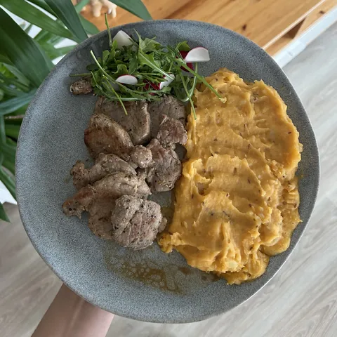 Vepřová panenka s batátovým pyré a salátkem, recept z Nutrikalkulačky