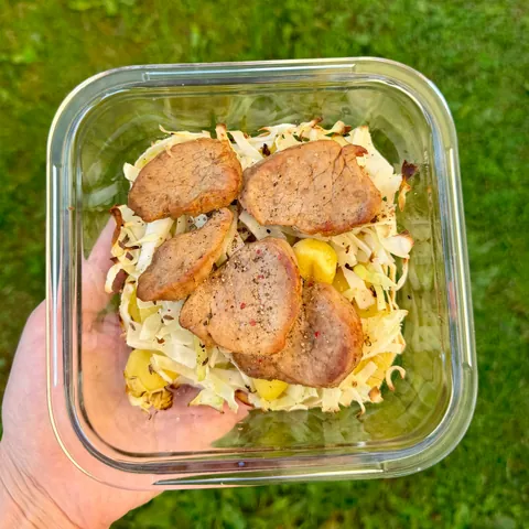 Vepřová panenka s pečeným zelím a noky, recept z Nutrikalkulačky