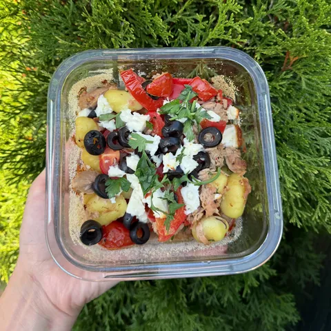 Zapečené noky s tuňákem, paprikou a balkánským sýrem, recept s výživovými hodnotami