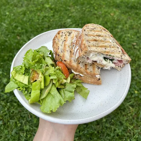 Zapečený chlebík se šunkou a camembertem, recept s výživovými hodnotami