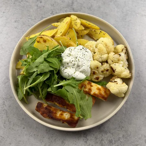 Zapečený halloumi s květákem a bramborami, recept s výživovými hodnotami