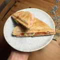 Celozrnný toast se šunkou a balkánským sýrem, recept z Nutrikalkulačky