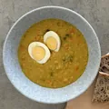 Červená čočka na kari s vejcem a chlebem, recept z Nutrikalkulačky
