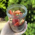 Chia pudink s jahodami a pistáciemi, recept z Nutrikalkulačky