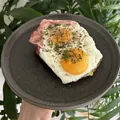 Chléb s avokádem a vejcem, recept s výživovými hodnotami