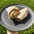 Grilovaný kuřecí wrap s hummusem a zeleninou, recept s výživovými hodnotami