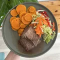 Hovězí steak s batáty a salátkem, recept z Nutrikalkulačky
