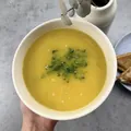 Krémová polévka z červené čočky s batátem a zapečeným toastem, recept s výživovými hodnotami