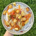 Křupavé tofu s rýžovými nudlemi a zeleninou, recept z Nutrikalkulačky
