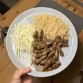 Kuřecí játra na cibulce s kuskusem a zelím, recept s výživovými hodnotami