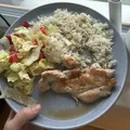 Kuřecí steak s rýží a salátkem, recept s výživovými hodnotami