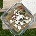 Letní čočka s cuketou a balkánským sýrem a tortillou, recept s výživovými hodnotami