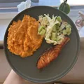 Losos na pánvi s batátovým pyré a salátkem, recept s výživovými hodnotami
