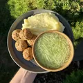 Masové kuličky s bramborovou kaší a okurkovým salátem, recept s výživovými hodnotami