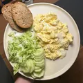 Míchaná vajíčka s mozzarellou a chlebem, recept z Nutrikalkulačky
