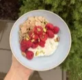 Řecký jogurt s křupinkami, malinami a pistáciemi, recept s výživovými hodnotami