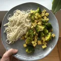 Tofu na pánvi s brokolicí a soba nudlemi, recept s výživovými hodnotami