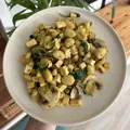 Tofu na pánvi s gnocchi a žampiony, recept s výživovými hodnotami