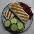 Tortilla s tofu, hummusem a řepou, recept s výživovými hodnotami
