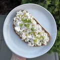 Tvarůžková pomazánka s chlebem, recept s výživovými hodnotami