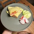 Zapečená tortila s vejcem, šunkou a sýrem, recept s výživovými hodnotami