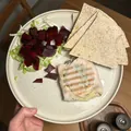 Zapečený camembert s tortillou a salátkem, recept s výživovými hodnotami