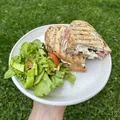 Zapečený chlebík se šunkou a camembertem, recept s výživovými hodnotami