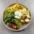 Zapečený halloumi s květákem a bramborami, recept s výživovými hodnotami